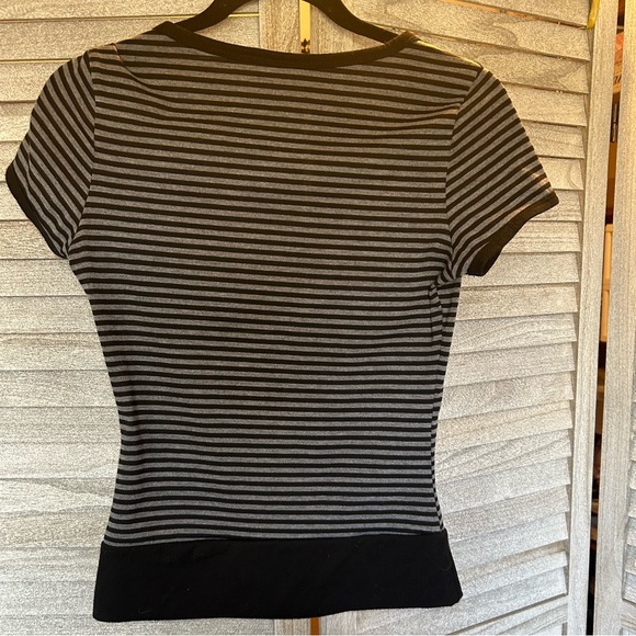 ROMWE Black & Grey Striped Short Sleeve Fitted Top Blouse Size X-Small Pet - Picture 4 of 7
